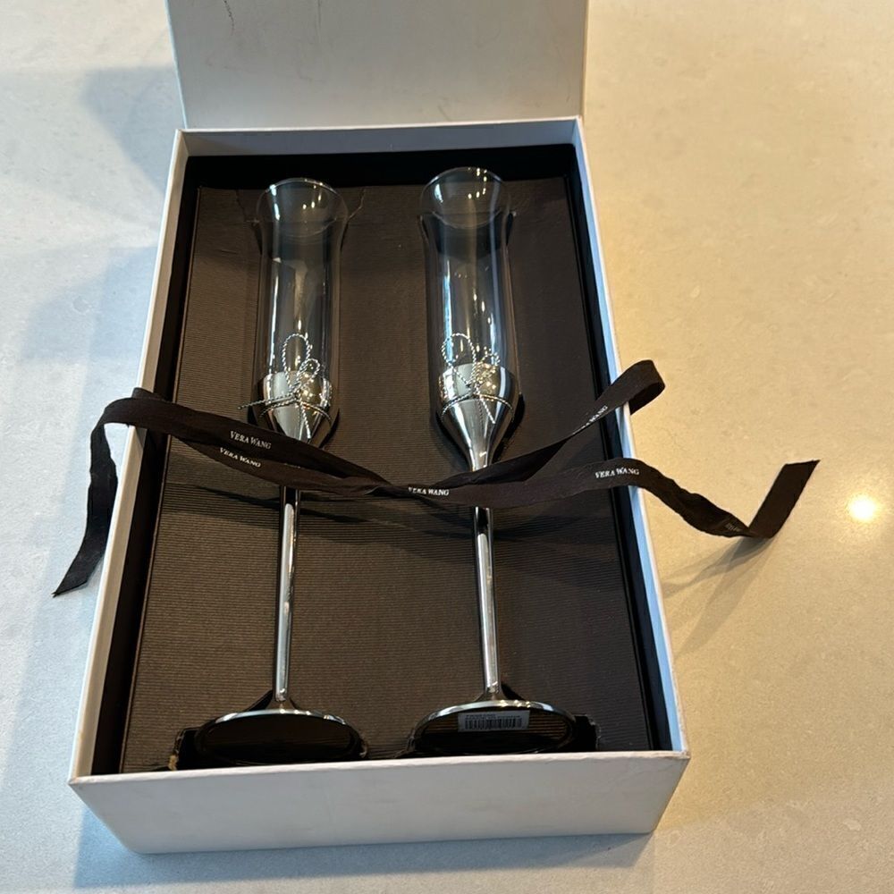Vera wang champagne flutes 2 qty with box, excellent condition so nice.